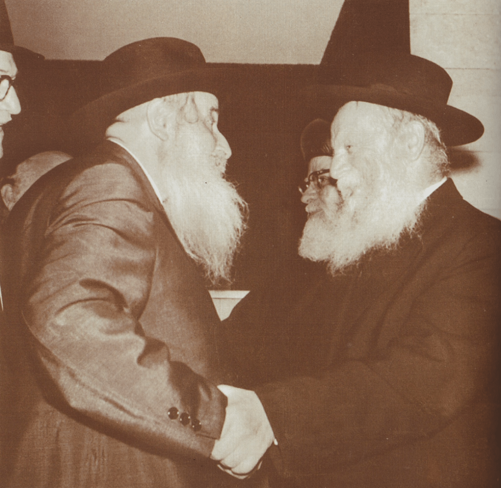 הרב יחזקאל סרנא (מימין) עם הרב צבי יהודה קוק